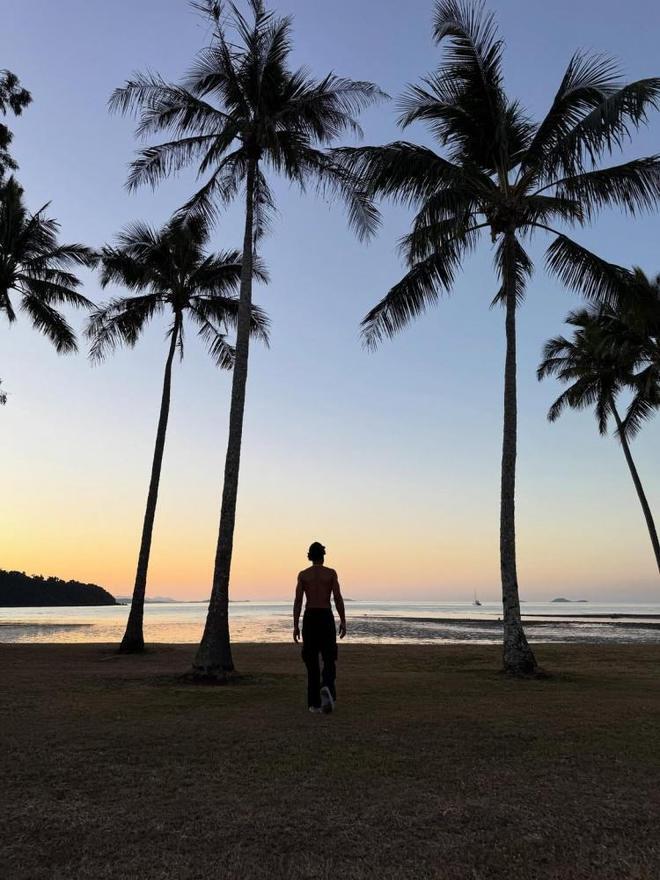 西蒙斯参加, 因此, com